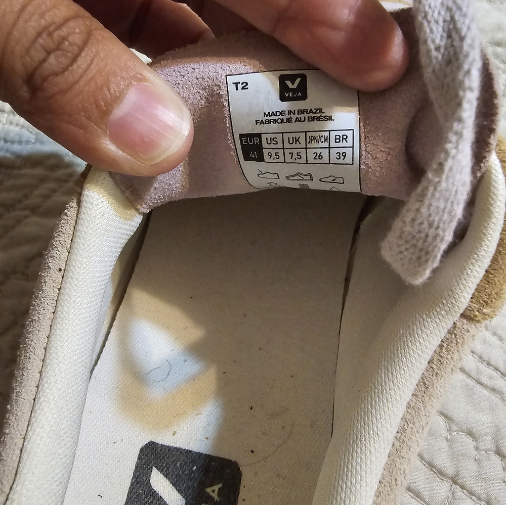 Selling veja shoes 9.5 womens  no box